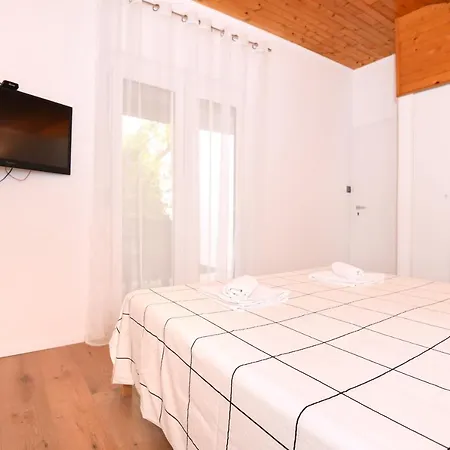 Apartment By The Sea Renata In Punta Skala Petrcane Exterior photo